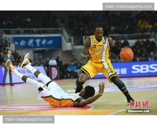 广厦第三外援卡尔顿状态下滑 季后赛关键轮换存变数