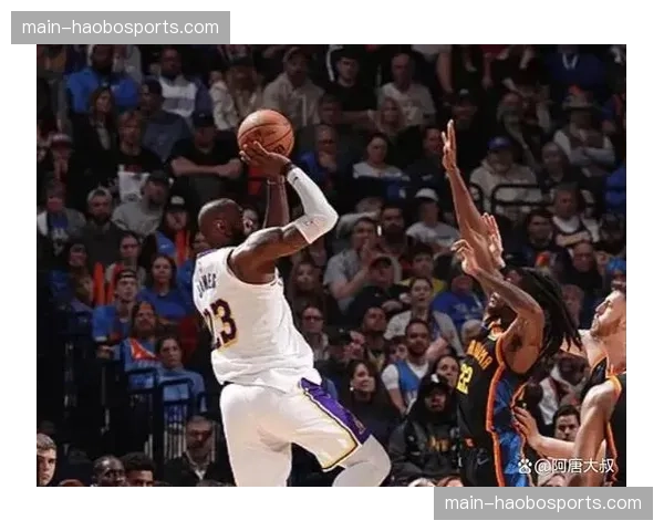 雷霆防守轮转切断东契奇传球 湖人进攻陷入个人单打困境 雷霆防守轮转切断东契奇传球 湖人进攻陷入个人单打困境